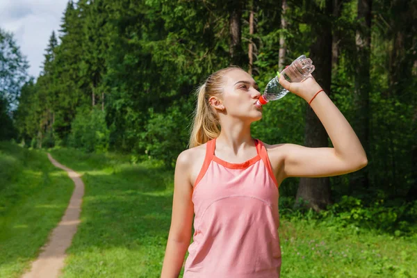 Mujer jogger sacia la sed — Foto de Stock