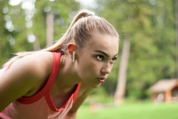 Jeune femme prendre une pause tout en faisant du sport à l'extérieur — Photo