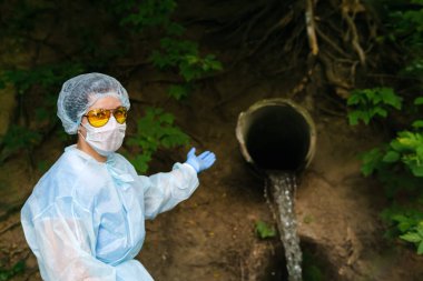 kadın ekolojist veya epidemiyolog bir kanalizasyon geliyor gösterir o
