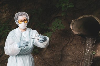 kadın biyokimyager veya enfeksiyöz hastalık uzmanı bir ch yapar