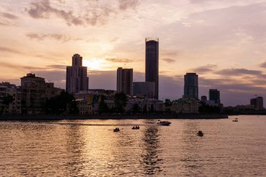Yekaterinburg şehir gölet akşam görünümü