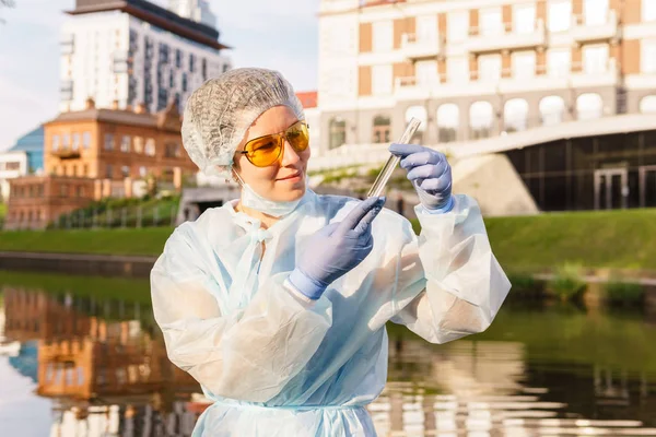 Ecologista o epidemióloga comprueba calidad del agua en urbano — Foto de Stock