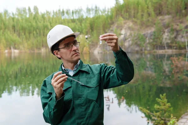 Ecologista industrial avalia visualmente a resposta de uma água — Fotografia de Stock