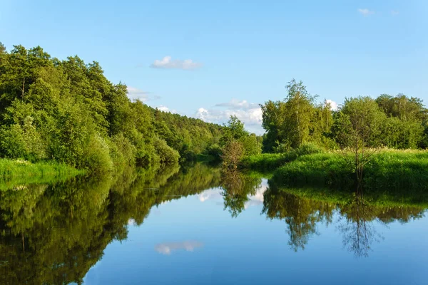 Summer landscape of a calm oxbow lake with wooded shores — Stock Photo, Image