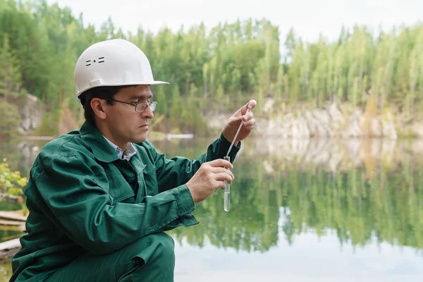 Ecologista industrial toma una muestra de agua del lago en el si — Foto de Stock