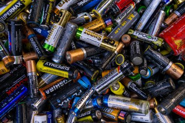 arka plan - eski kullanılan atılır Aa hücreleri ve diğer elektrik batt
