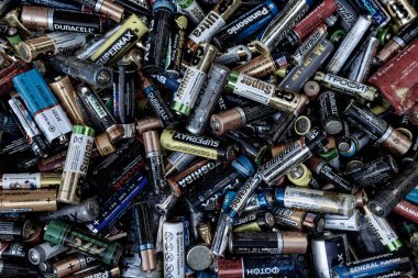 arka plan - eski kullanılan atılır Aa hücreleri ve diğer elektrik batt