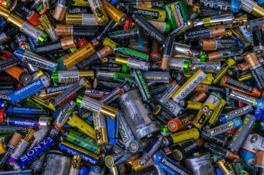 arka plan - eski kullanılan atılır Aa hücreleri ve diğer elektrik batt