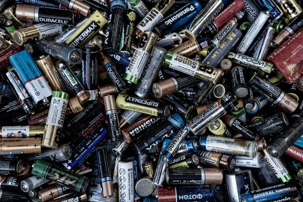 arka plan - eski kullanılan atılır Aa hücreleri ve diğer elektrik batt