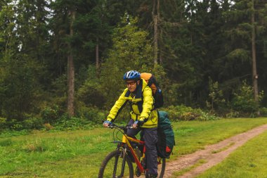 sonbahar ormanında bisiklet turist