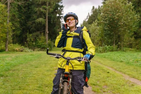 Bikepacker talking on the phone — Stock Photo, Image