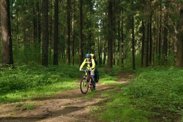 Bicycle tourist in the autumn forest — Stock Photo, Image