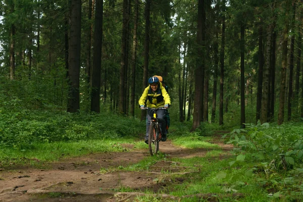 Bikepacker in the autumn forest — Stock Photo, Image