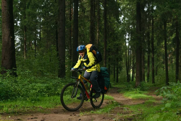 Cyclist hiker in the autumn forest — Stock Photo, Image