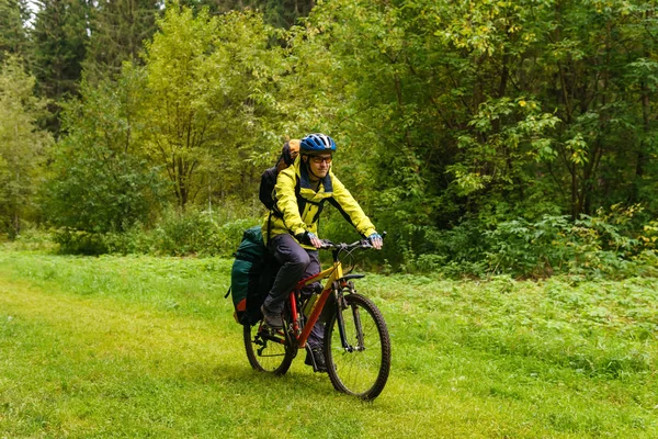 Bicycle tourist in the autumn forest — Stock Photo, Image