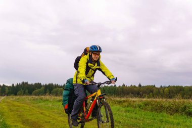 bikepacker bir alan üzerinden toprak bir yolda sürmek