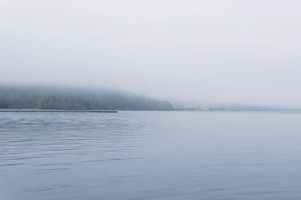 Mountain lake in late autumn in the fog — Stock Photo, Image