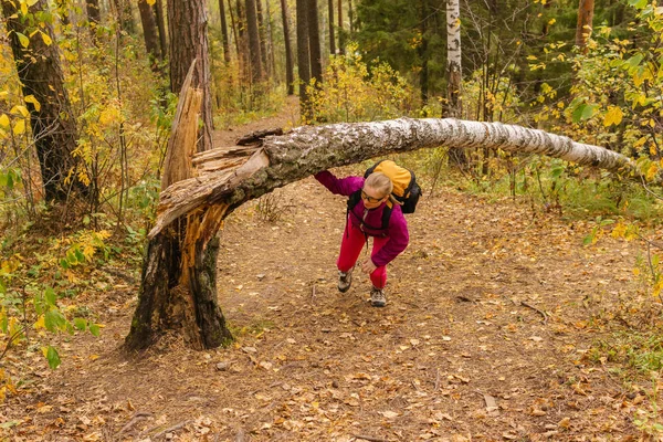 Jonge vrouw overkomt een obstakel tijdens het doen trekking — Stockfoto