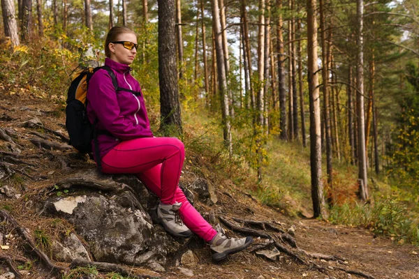 Mulher viajante sentou-se para descansar em uma pedra — Fotografia de Stock