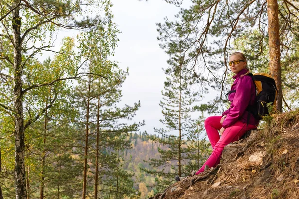 Vrouw reiziger ging zitten om te rusten op een steen — Stockfoto