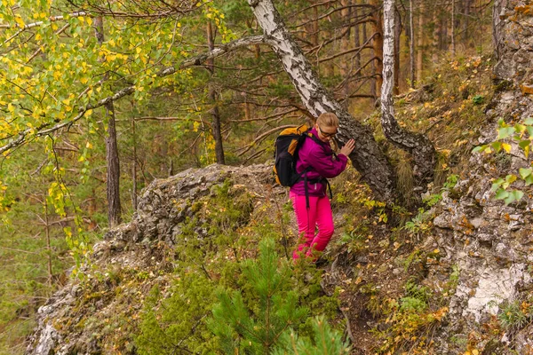 Жіночий мандрівник пішохідний в осінньому лісі — стокове фото