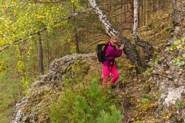 Caminhante feminino trekking na floresta de outono — Fotografia de Stock