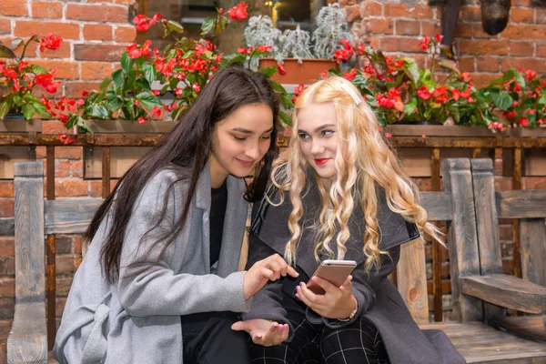 Dos novias discutiendo algo mientras miran en un smartp — Foto de Stock