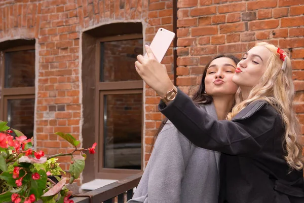 Two girls take a selfie with duck face — Stock Photo, Image