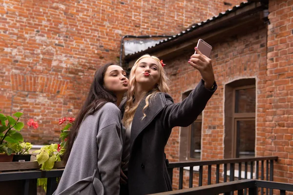 Two girls take a selfie with duck face — Stock Photo, Image