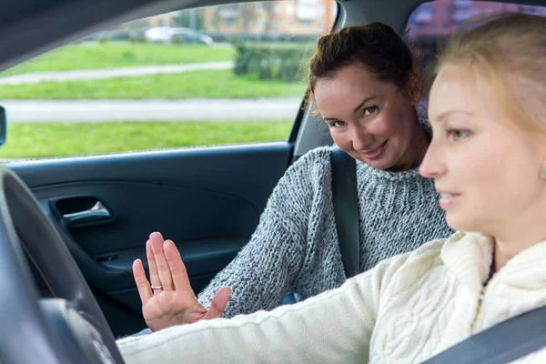 Női oktató gyengéden integetett vezetés közben — Stock Fotó