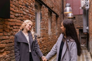 iki kız arkadaş birbirleriyle konuşuyor