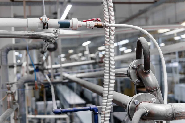 Cables y tuberías en un taller industrial — Foto de Stock