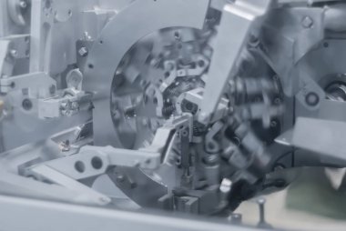 Bulanık endüstriyel arka plan, hareket halindeki şeker paketleme makinesi