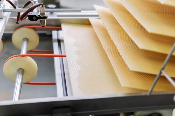 Свежеиспеченные листы вафель перемещаются по конвейеру кондитерской — стоковое фото