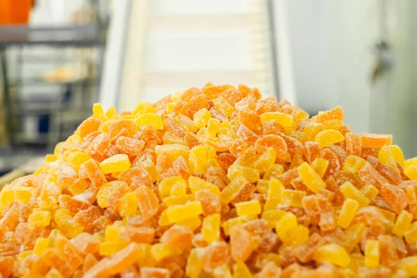 Ready-made gumdrops lies on a tray in a pastry shop against a bl — Stock Photo, Image