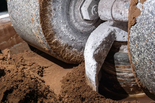 Mühlenstein der industriellen Melangermahlen Kakao im Prozess der — Stockfoto