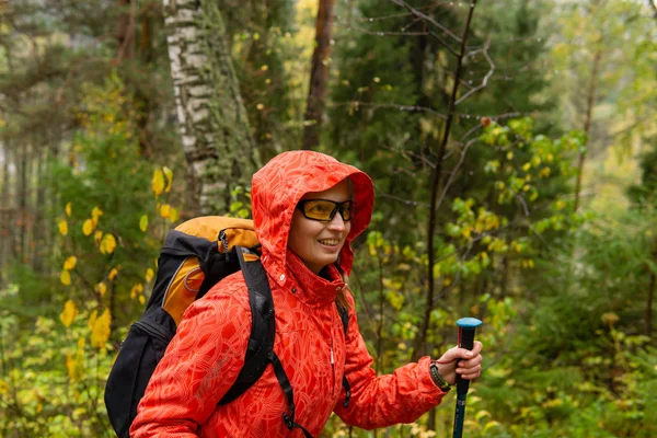 Vrouw reiziger loopt door de herfst bos — Stockfoto