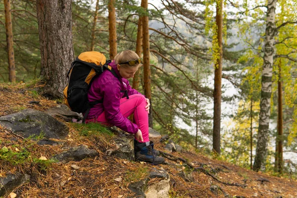 Nő trekker megsérült a térde — Stock Fotó