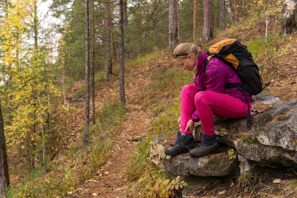 Nő trekker megsérült a bokája — Stock Fotó