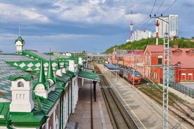 Perm, Rusya - 10 Mayıs 2020: Eski istasyon ve eski demiryolu atölyelerinin manzarası