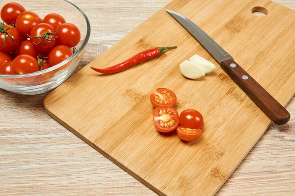 Naturaleza Muerta Con Tomates Cherry Chile Ajo Cuchillo Cocina Una — Foto de Stock
