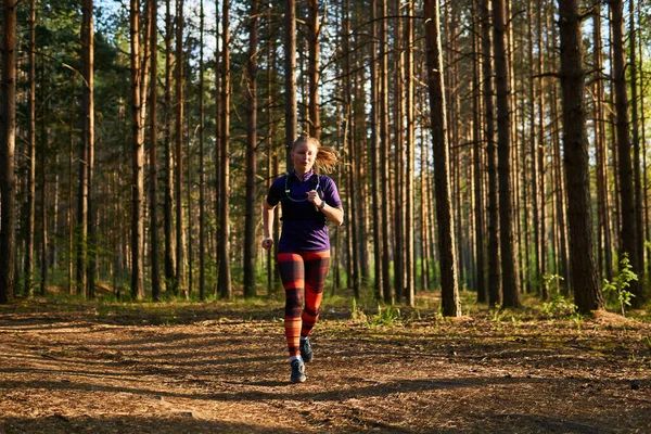 Joven Mujer Corriendo Bosque Pinos Con Una Mochila Para Correr —  Fotos de Stock
