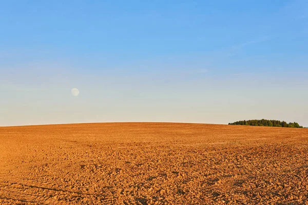 Paisagem Agrícola Campo Arado Noite Iluminado Pelos Raios Sol Poente — Fotografia de Stock