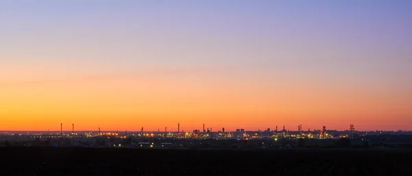 Paesaggio Industriale Serale Silhouette Una Raffineria Petrolio Con Luci Accese — Foto Stock