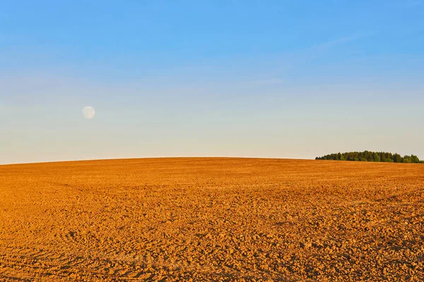 Mezőgazdasági Táj Esti Szántott Mezőt Lenyugvó Nap Sugarai Világítják Meg — Stock Fotó