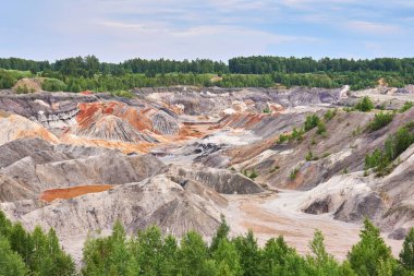 Çok renkli aşınmış tepeler ve kaoli 'nin açık maden sahasındaki toprak tabakası yok edildi.
