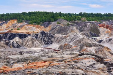 Çok renkli aşınmış tepeler ve açık kaolin madencilik sahasındaki toprak tabakası yok edildi.