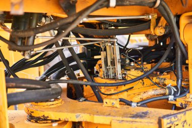 Endüstriyel arka plan - Ağır bir kova yükleyicisinin eklemli direksiyonunun inşaat detayları