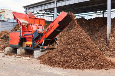 Ağaç kabuğundan odun parçaları üreten endüstriyel odun öğütücü