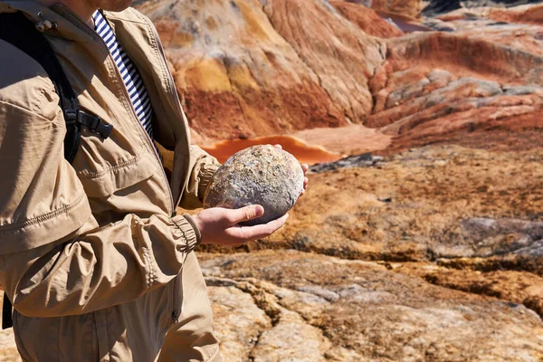 Paleontólogo Segurando Ovo Fóssil Dinossauro Fundo Uma Paisagem Deserta Close — Fotografia de Stock